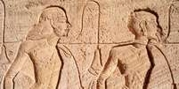 Gravura em relevo ilustra uma fila de prisioneiros no Templo do Sol de Abu Simbel, no Egito  Foto: Getty Images / BBC News Brasil