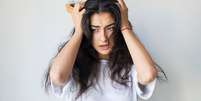 Confira aqui atitudes que pode prejudicar seus cabelos -  Foto: Shutterstock / Alto Astral