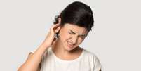 Imagem meramente ilustrativa de mulher com dor no ouvido  Foto: iStock