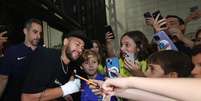 Neymar foi s&oacute; sorrisos em sua chegada ao hotel da Sele&ccedil;&atilde;o &ndash;  Foto: Vitor Silva/CBF / Jogada10