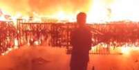 Grande incêndio atinge comunidade em Santos e destrói dezenas de casas  Foto: Reprodução/Redes sociais