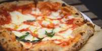 Pizza estilo napolitano Margherita com mussarela de búfala, molho de tomate e manjericão  Foto: iStock