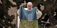 Papa Francisco com bandeira da Ucrânia no Vaticano  Foto: ANSA / Ansa - Brasil