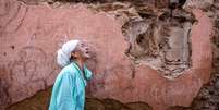 Mulher chora após terremoto na cidade velha de Marrakech  Foto: Getty Images / BBC News Brasil