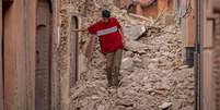 Morador de Marrakesh anda sobre escombros após terremoto  Foto: Getty Images / BBC News Brasil