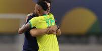 Fernando Diniz e Neymar se abraçam durante comemoração   Foto: Vitor Silva/CBF