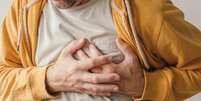 pessoa com dor no peito  Foto: Getty Images / BBC News Brasil