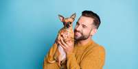 Algumas atitudes dos tutores, mesmo que por amor, podem incomodar os cães  Foto: Roman Samborskyi | Shutterstock / Portal EdiCase