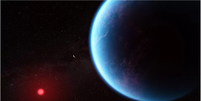 O K2-18 b orbita uma pequena estrela fria mostrada em vermelho, longe o suficiente para que sua temperatura suporte vida.  Foto: NASA / BBC News Brasil