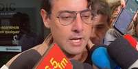 Bruno de Luca falou com imprensa após prestar depoimento em delegacia  Foto: Reprodução