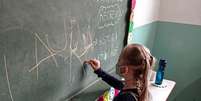 Agora Laura está alfabetizada, tem amigos na escola e xxxxxx  Foto: Arquivo Pessoal/Liege Margo Schmitt