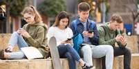 Jovens, celulares e redes sociais: será que uma mediação por parte dos pais e educadores é factível?   Foto: iStock