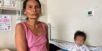 Mãe ao lado de criança que engoliu 8 agulhas no Peru  Foto: Ministério da Saúde do Peru