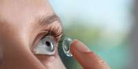 Setembro Safira: saiba como usar lentes de contato corretamente -  Foto: Shutterstock / Saúde em Dia