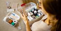 Evite armazenar medicamentos na cozinha ou no banheiro -  Foto: Shutterstock / Alto Astral