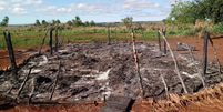 A imagem mostra cinzas da casa incendiada, onde foram encontrados os corpos carbonizados de l&iacute;deres religiosos ind&iacute;genas, na aldeia Guassuty, no munic&iacute;pio de Aral Moreira.  Foto: Alma Preta