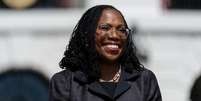 A juíza Ketanji Brown Jackson é a primeira mulher negra a integrar a Suprema Corte, mais alta instância da Justiça dos EUA  Foto: Adam Schultz/Casa Branca / BBC News Brasil