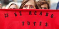 Mulheres protestaram contra o então chefe da federação espanhola de futebol Luis Rubiales em Barcelona  Foto: REUTERS/Bruna Casas