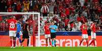 Árbitro expulsa António Silva (segundo da diteita para esquerda) após zagueiro cometer o pênalti que gerou o gol de Simic, para o RB Salzburg –  Foto: Patrícia de Melo Moreira via Getty Images / Jogada10