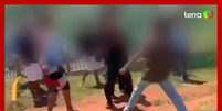 Vídeos mostram pais incitando briga generalizada de alunos em frente a escola no DF  Foto: Reprodução