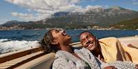 Casal curtindo as férias em um mar  Foto: Getty Images / BBC News Brasil