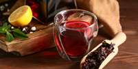 O chá de hibisco traz vários benefícios para a saúde -  Foto: Shutterstock / Alto Astral