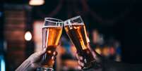 Cerveja no fim de semana em meio a dieta - Shutterstock  Foto: Sport Life
