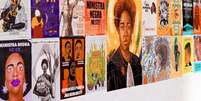 A imagem mostra uma parede branca com diversas artes de mulheres negras, parte da campanha da mulher negra para o STF. As artes, diferentes uma das outras, estão coladas lado a lado.  Foto: Alma Preta