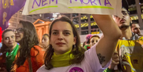 Ação coletiva defende o direito ao aborto no Brasil  Foto: Reprodução/Cris Faga/Getty Images