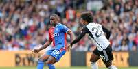 Doucouré do Crystal Palace (esquerda), prepara o passe e recebe a marcação do brasleiro Willian, do Fulham  Foto: Steve Bardens/Getty Images / Jogada10