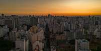 Contrastes na cidade de São Paulo são produzidos por diferenças na condição financeira das famílias, mas também pela própria infraestrutura da cidade, que prejudica quem vive em áreas menos arborizadas e planejadas  Foto: Getty Images / BBC News Brasil