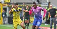 Com terceiro uniforme, Milan faz 1 a 0 no Hellas Verona com gol de Rafael Leão, com a bola –  Foto: Luzzani/Getty Images / Jogada10