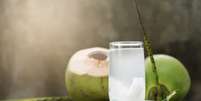 Água de coco é uma alternativa natural a bebidas açucaradas e isotônicos  Foto: iStock / Jairo Bouer