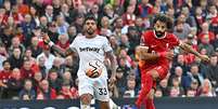 Salah finaliza durante o duelo entre o Liverpool e o West Ham. Neste lance, o egípcio não foi feliz. Mas balançou rede na vitória de seu time. –   Foto: Paul Ellis/ AFP via Getty Images / Jogada10