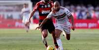 Lucas Moura (&agrave; frente) disputa a bola com Fabricio Bruno em jogo no Morumbi &ndash;  Foto: Ricardo Moreira/Getty Images / Jogada10
