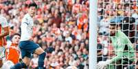 Son conclui para marcar. Ele fez os dois gols do Tottenham no empate com o Arsenal  Foto: Divulgação Tottenham –  / Jogada10