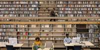 Imagem mostra uma biblioteca e pessoas negras lendo e trabalhando.  Foto:  Cottonbro Studio/Pexels / Alma Preta