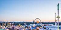 No Theresienwiese, espaço da Oktoberfest, são montadas tendas de comida, bebidas, shows e competições, além de um parque de diversões. Foto: Oktoberfest/Divulgação / Viagem e Turismo
