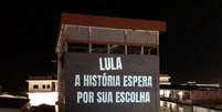 Casa com intervenção audiovisual escrito "Lula a história espera a sua escolha", em razão da escolha de uma ministra negra para o STF.  Foto: Divulgação / Alma Preta