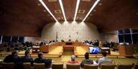 Imagem mostra uma sessão no Supremo Tribunal Federal, uma grande sala com os ministros sentados no centro e outros espectadores em sua volta.  Foto: Alma Preta