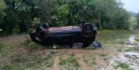 Carro onde estava a mulher levado pela água durante uma enchente no interior de Barra do Ribeiro  Foto: Divulgação/Brigada militar