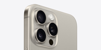 O iPhone 15 Pro Max traz como destaques no conjunto de câmera um novo sensor principal de 48 MP e a estreia de uma lente telefoto "tetraprisma", com zoom óptico de 5x (Imagem: Divulgação/Apple)  Foto: Canaltech