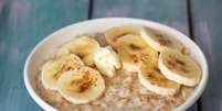 Mingau de aveia com banana e canela  Foto: Elena Pyatkova | Shutterstock / Portal EdiCase