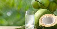A água de coco possui poucas calorias - Foto: Shutterstock / Alto Astral