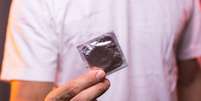 Pr&aacute;tica de retirar camisinha sem consentimento &eacute; conhecida como "stealthing"  Foto: iStock/PaulBiryukov