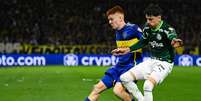 Barco, do Boca, recebe a  marcação do palmeirense Piquerez no duelo desta quinta-feira pela semifinal da Libertadores  - Foto:   Luis Robayo / AFP via Getty Images / Jogada10