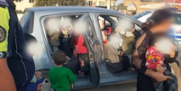 25 crianças dentro deum carro.  Foto: Foto: Reprodução vídeo