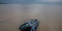 Um carro fica submerso no mar depois que a tempestade Elias atingiu a vila de Agria, Grécia, em 28 de setembro de 2023  Foto: REUTERS/Louisa Gouliamaki