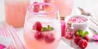 Pink lemonade é um dos exemplos de bebidas refrescantes  Foto: Guia da Cozinha