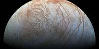 Europa, uma das luas geladas de Júpiter, é o lugar mais provável em nosso sistema solar para abrigar vida alienígena  Foto: ESA (European Space Agency) / BBC News Brasil